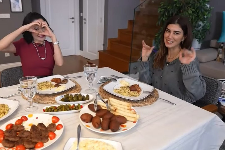 Ünlü türkücü iki ayrı evde yaşıyor Mardinde tarih kokan konak...