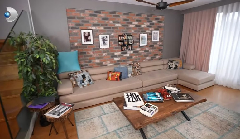 Ünlü türkücü iki ayrı evde yaşıyor Mardinde tarih kokan konak...