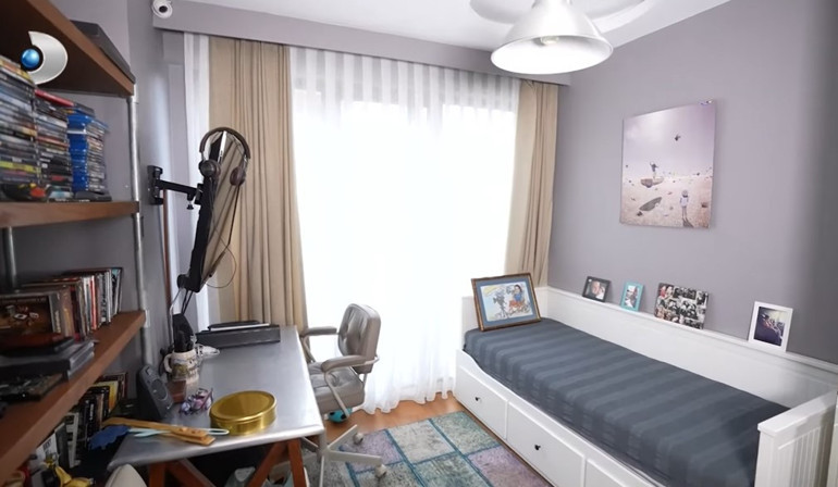 Ünlü türkücü iki ayrı evde yaşıyor Mardinde tarih kokan konak...