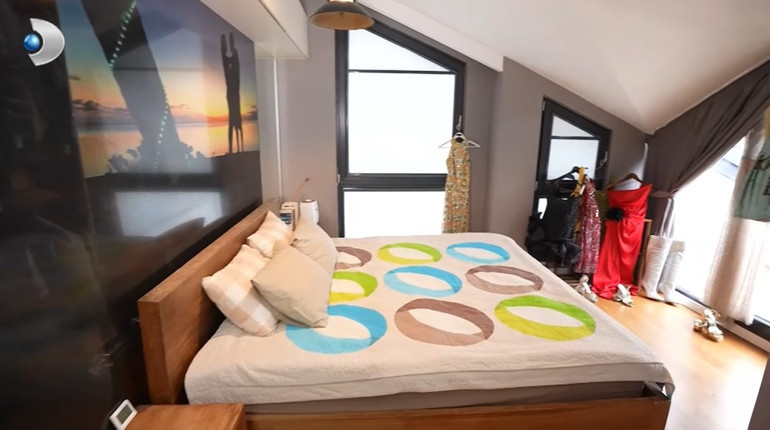 Ünlü türkücü iki ayrı evde yaşıyor Mardinde tarih kokan konak...