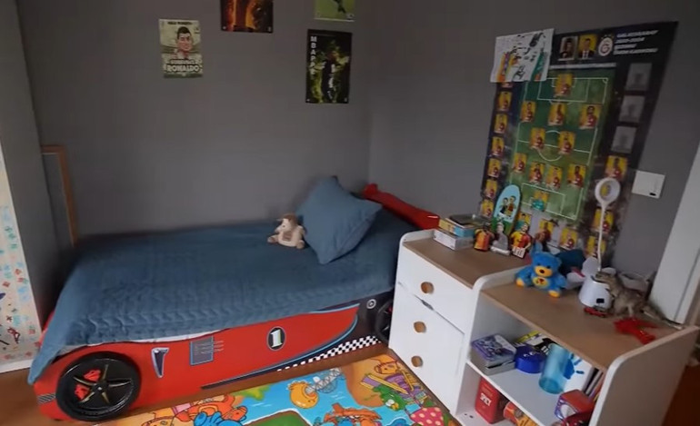 Ünlü türkücü iki ayrı evde yaşıyor Mardinde tarih kokan konak...