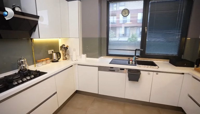 Ünlü türkücü iki ayrı evde yaşıyor Mardinde tarih kokan konak...