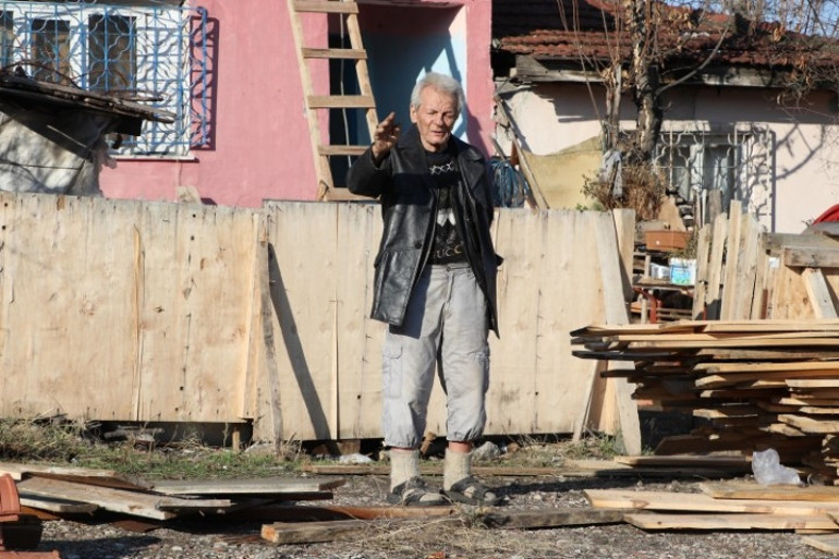 DHAnın haberinden sonra harekete geçildi... Maket satarak engelli oğluna bakan babaya destek yağdı