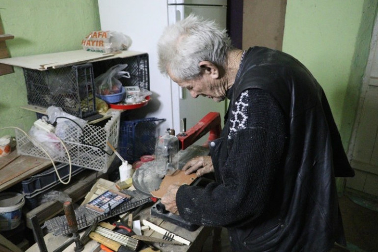 DHAnın haberinden sonra harekete geçildi... Maket satarak engelli oğluna bakan babaya destek yağdı