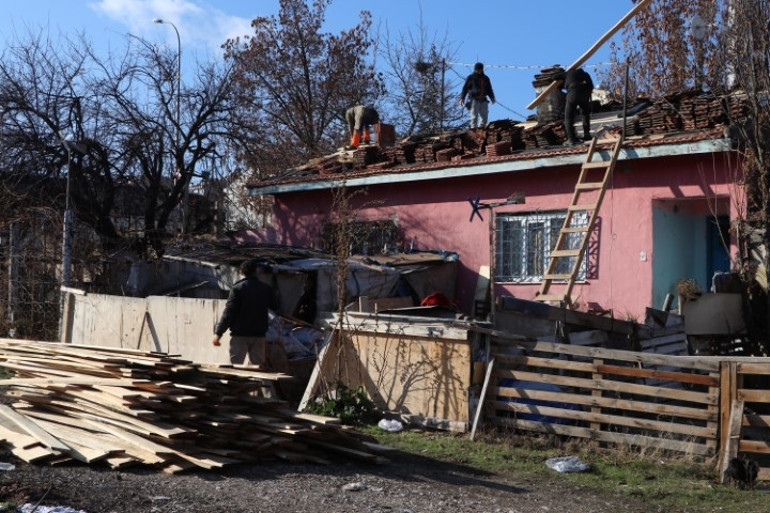 DHAnın haberinden sonra harekete geçildi... Maket satarak engelli oğluna bakan babaya destek yağdı