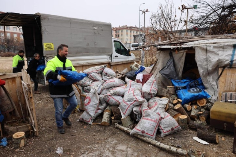 DHAnın haberinden sonra harekete geçildi... Maket satarak engelli oğluna bakan babaya destek yağdı
