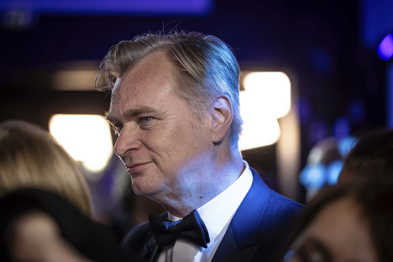 Kadrosu yıldızlar geçidi gibi… Christopher Nolanın yeni filminin adı ve gösterim tarihi belli oldu