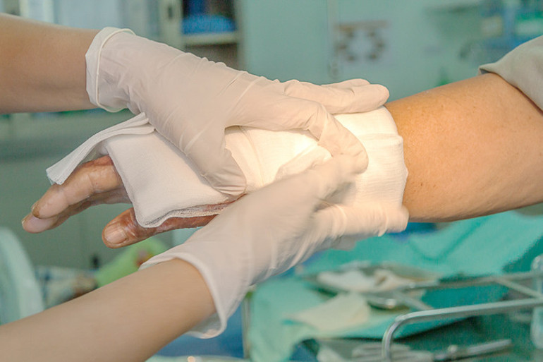 Bir detay var ki çoğu kişi yanlış biliyor... Yemek yaparken elimizi, tıraş olurken yüzümüzü kesince ne yapmalıyız Ne zaman doktora başvurmalıyız