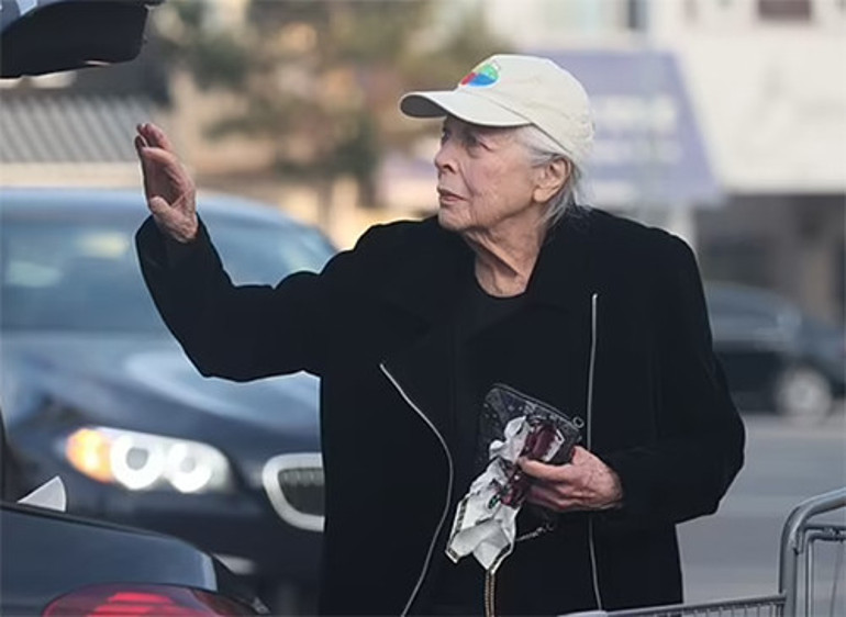 TV dizilerinin hem güzel hem akıllı yıldızıydı... Omuzları çöktü, saçları artık bembeyaz...  Bu yaşında alışverişini  kendisi yapıyor