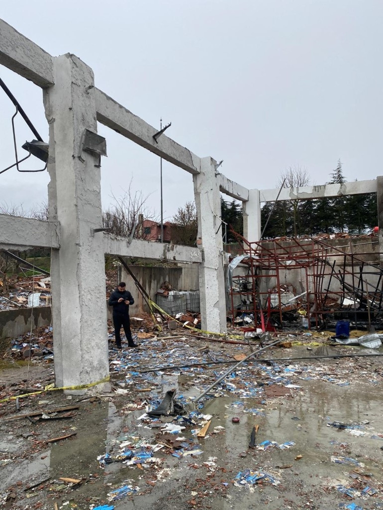 Son dakika: Balıkesirde fabrikada patlama Bakan Yerlikayadan açıklama: 11 can kaybı var