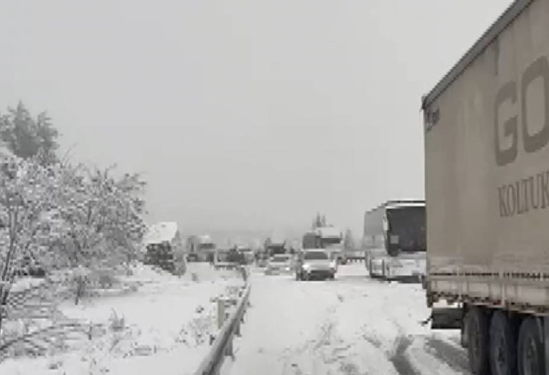 Yoğun kar yağışıyla sürücüler yolda kaldı