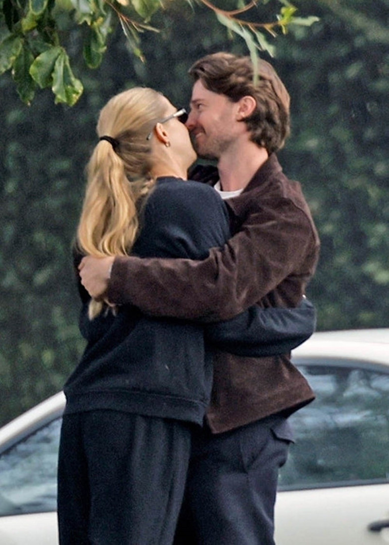 Bir heves nişanlandılar ama gerisi gelmedi... Nişan yıl dönümünü sokakta kutladılar