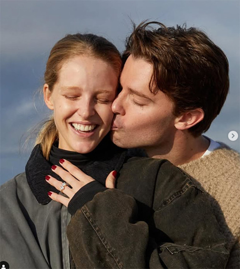 Bir heves nişanlandılar ama gerisi gelmedi... Nişan yıl dönümünü sokakta kutladılar