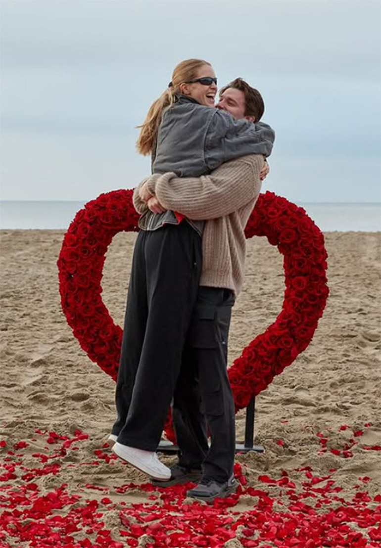 Bir heves nişanlandılar ama gerisi gelmedi... Nişan yıl dönümünü sokakta kutladılar