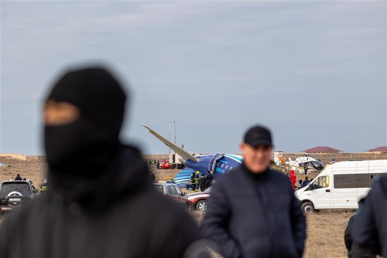 Son dakika...Bakü-Grozni seferi yapan Azerbaycan havayollarına ait yolcu uçağı düştü
