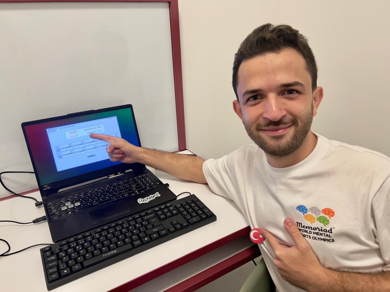 Dünya rekortmeni ‘Yürüyen hesap makinesi’... 5 basamaklı sayıları saniyeler içinde çarpıyor