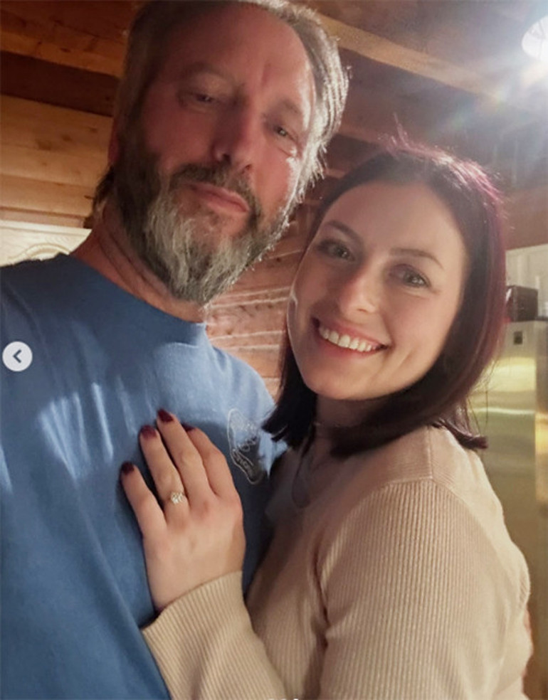 Ünlü oyuncunun eski kocası nişanlandı... Evliliğe karar vermesi tam 22 yıl sürdü