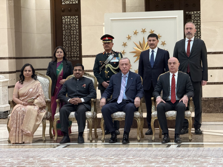 Büyükelçilerden Cumhurbaşkanı Erdoğana güven mektubu