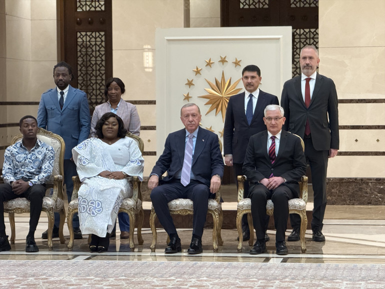 Büyükelçilerden Cumhurbaşkanı Erdoğana güven mektubu