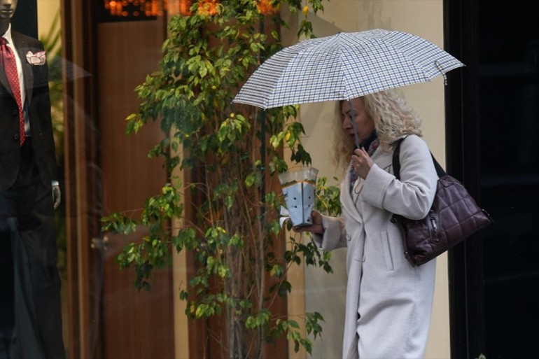 Uyarılar peş peşe gelmişti İstanbulda kar yağışı başladı... MGM: İlerleyen saatlerde etkisi artacak