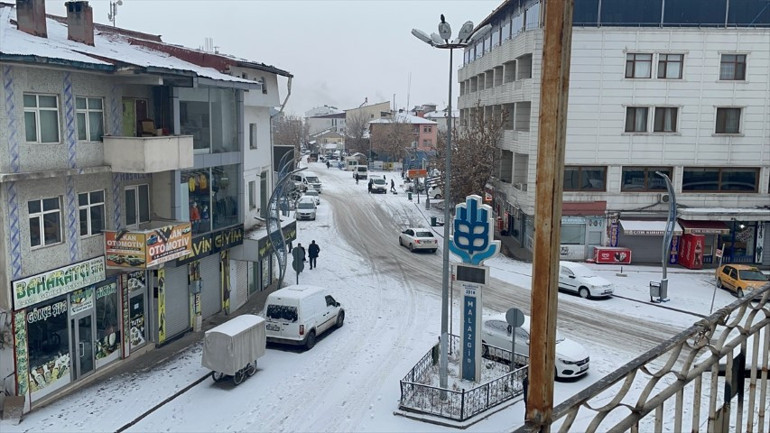 Uyarılar peş peşe gelmişti İstanbulda kar yağışı başladı... MGM: İlerleyen saatlerde etkisi artacak