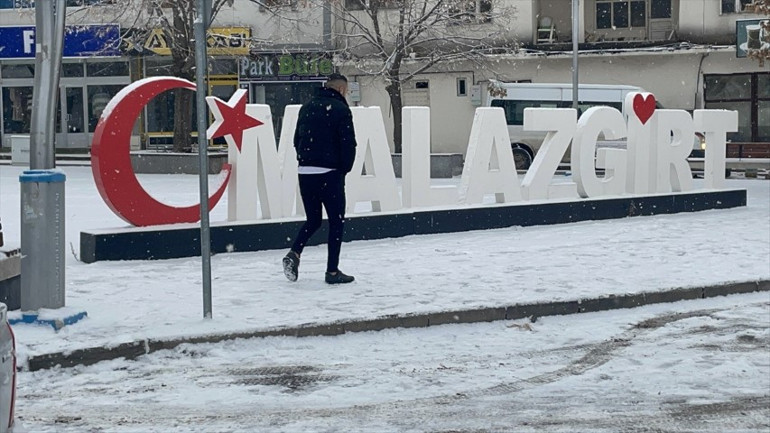 Uyarılar peş peşe gelmişti İstanbulda kar yağışı başladı... MGM: İlerleyen saatlerde etkisi artacak