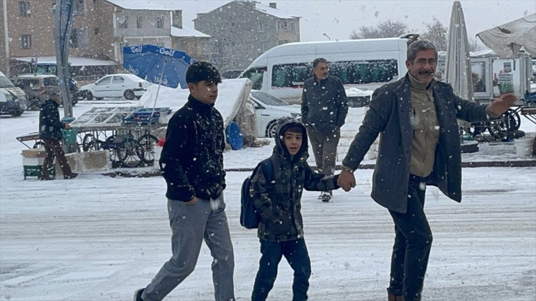 Uyarılar peş peşe gelmişti İstanbulda kar yağışı başladı... MGM: İlerleyen saatlerde etkisi artacak