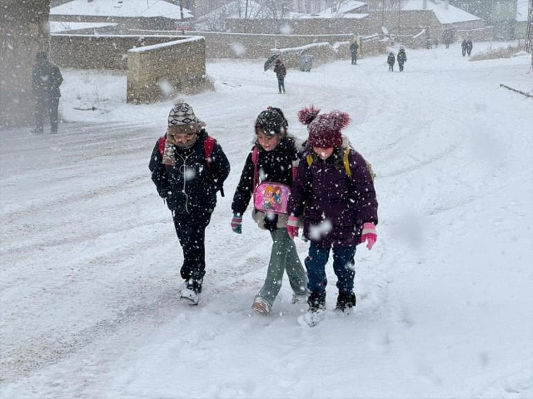 Uyarılar peş peşe gelmişti İstanbulda kar yağışı başladı... MGM: İlerleyen saatlerde etkisi artacak