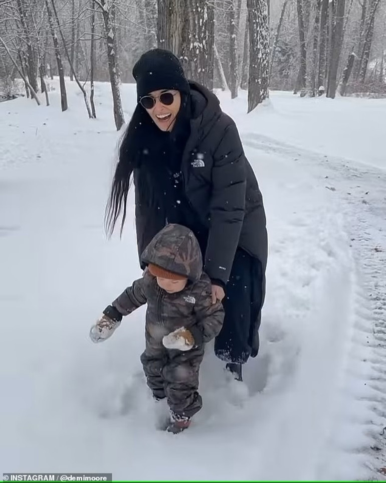 Birlikte karlarda yuvarlandılar… Ünlü oyuncunun torun neşesi