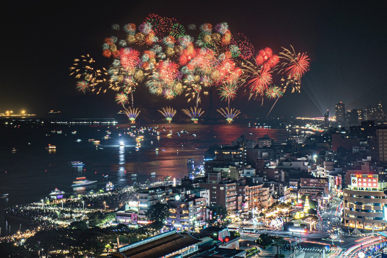 Yeni yıl kutlamaları başladı 2025 yılına ilk bu ülkeler girdi...