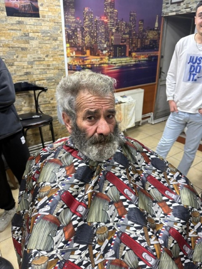 Kartonların üzerinde yatıyordu: Evsiz sanılan adam hakkındaki gerçek şaşkına çevirdi Traş edildi, yemek yedirilip hamama götürüldü