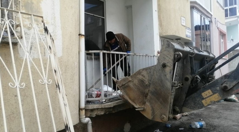 Kartonların üzerinde yatıyordu: Evsiz sanılan adam hakkındaki gerçek şaşkına çevirdi Traş edildi, yemek yedirilip hamama götürüldü