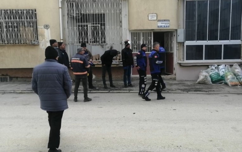 Kartonların üzerinde yatıyordu: Evsiz sanılan adam hakkındaki gerçek şaşkına çevirdi Traş edildi, yemek yedirilip hamama götürüldü