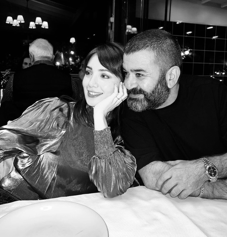 Yeni yılın ilk aşkı... Ünlü oyuncu gönlünü kendisinden 22 yaş küçük meslektaşına kaptırdı