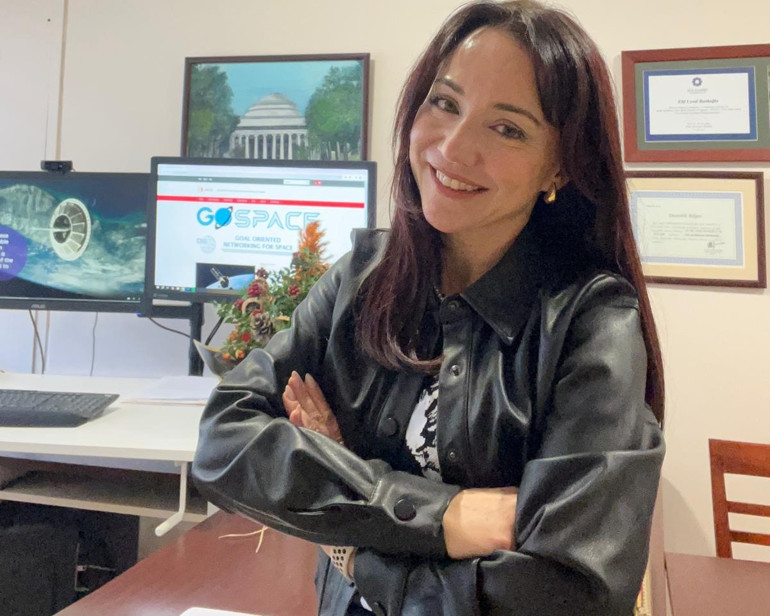 Tüm okulların birincisi Elif hoca genç beyinleri ‘evde’ tutuyor