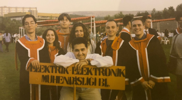 Tüm okulların birincisi Elif hoca genç beyinleri ‘evde’ tutuyor