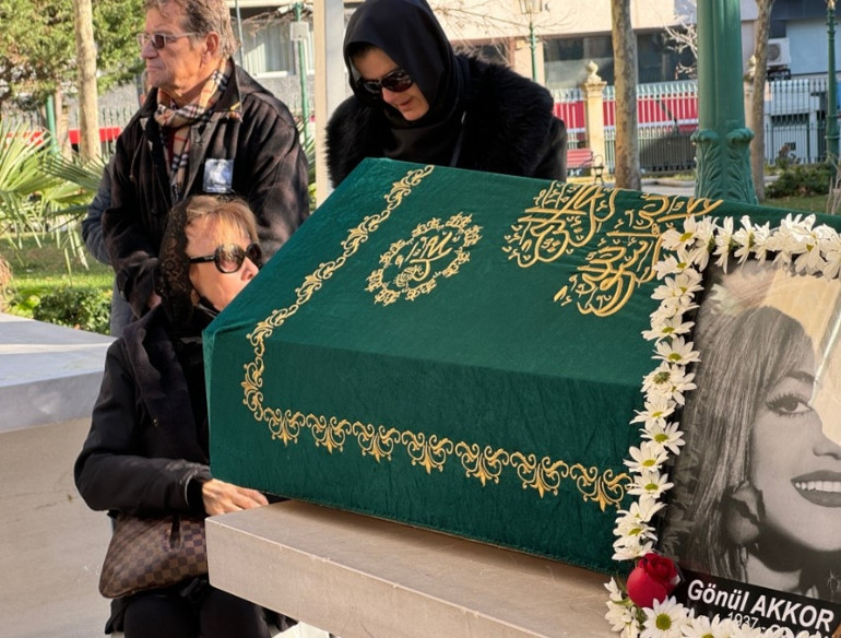 Gönül Akkor son yolculuğuna uğurlandı... Ablaya son bakış