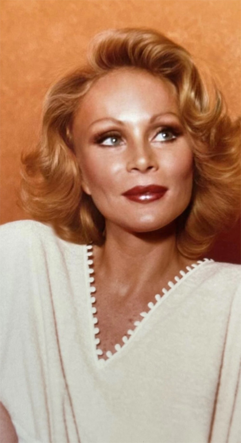 Kedi Kadın hayata veda etti... Magazin dünyasının en renkli simasıydı