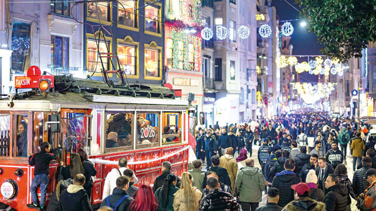 Türkiye 2025’i böyle karşıladı: Yüzdük kaydık halay çektik