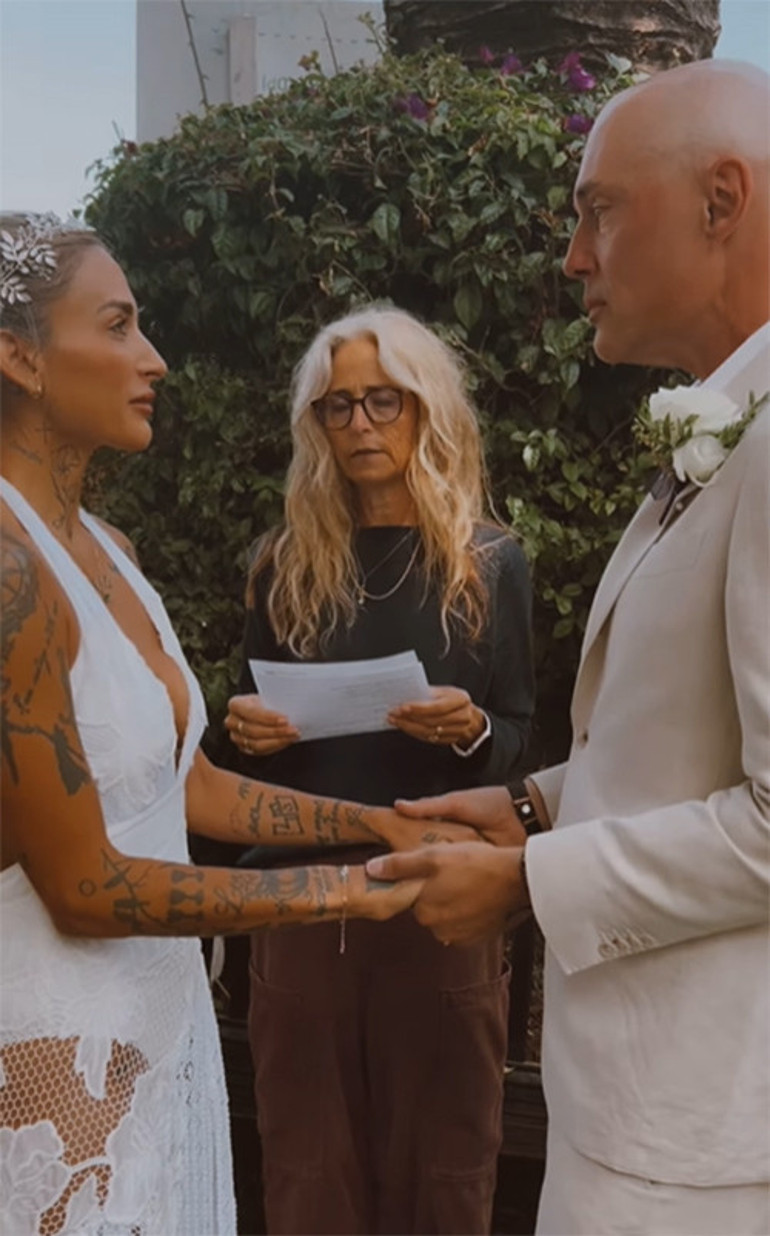 Dört ay önce gizli düğün yapmışlar... 23 yıllık arkadaşımla evlendim