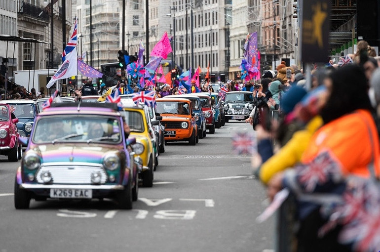 Londra’da yeni yıl geçit töreni şiddetli rüzgara rağmen coşkuyla gerçekleşti