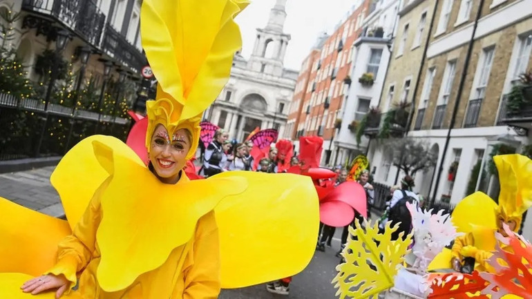 Londra’da yeni yıl geçit töreni şiddetli rüzgara rağmen coşkuyla gerçekleşti