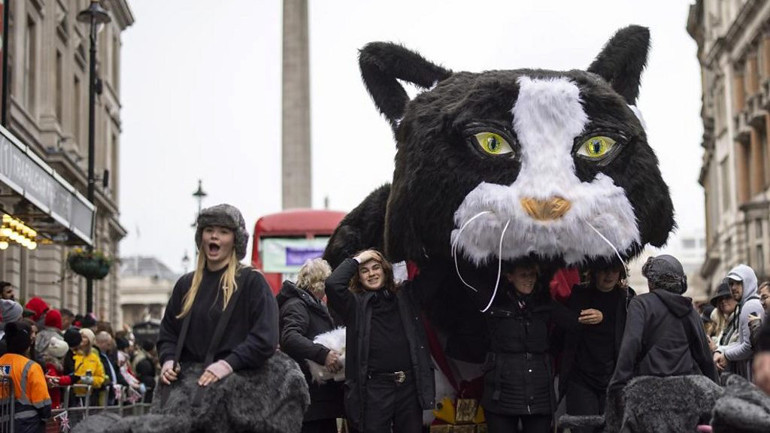 Londra’da yeni yıl geçit töreni şiddetli rüzgara rağmen coşkuyla gerçekleşti