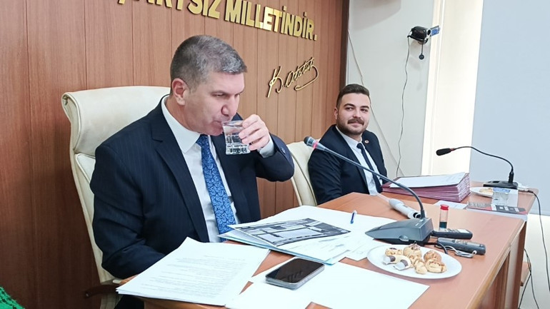 Belediye başkanı, hizmetini bu şekilde anlattı: Bardakla getirip mecliste içti