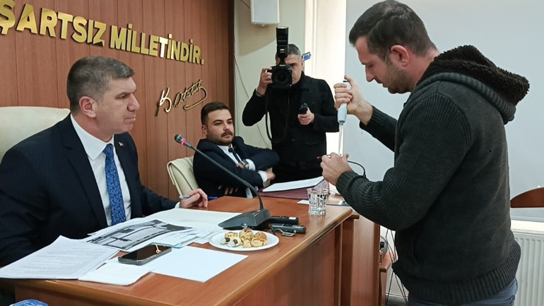 Belediye başkanı, hizmetini bu şekilde anlattı: Bardakla getirip mecliste içti