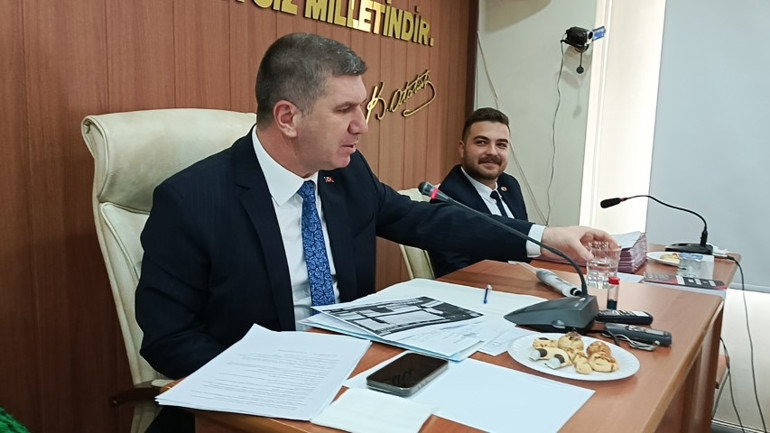 Belediye başkanı, hizmetini bu şekilde anlattı: Bardakla getirip mecliste içti