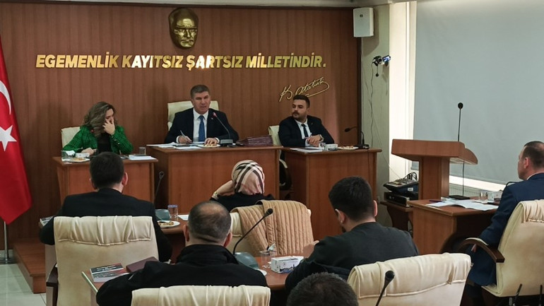 Belediye başkanı, hizmetini bu şekilde anlattı: Bardakla getirip mecliste içti
