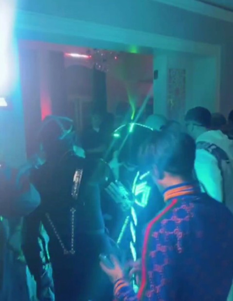 10 oda 2 salonlu villada müstehcen parti: Özel dansçılar, yüzü maskeli davetliler...