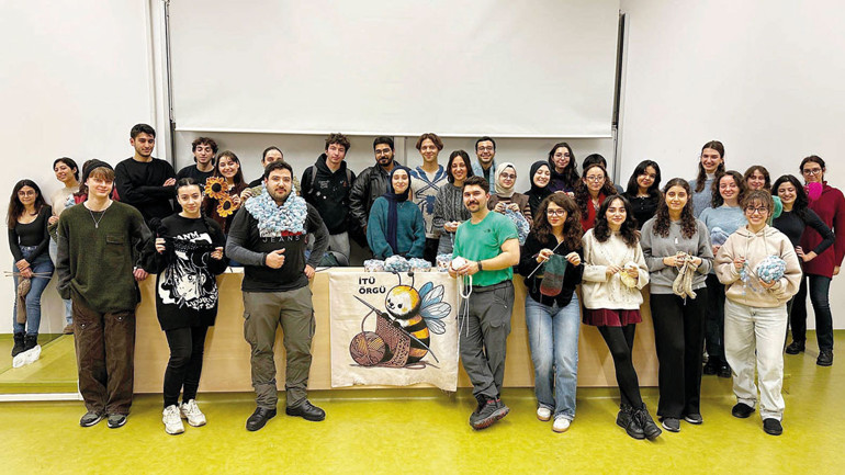 Örgünün cinsiyeti olmaz... Örgü kadın işidir’ önyargısını yıkıyorlar