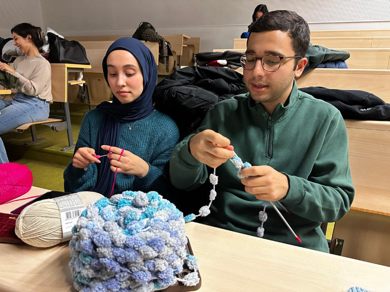 Örgünün cinsiyeti olmaz... Örgü kadın işidir’ önyargısını yıkıyorlar